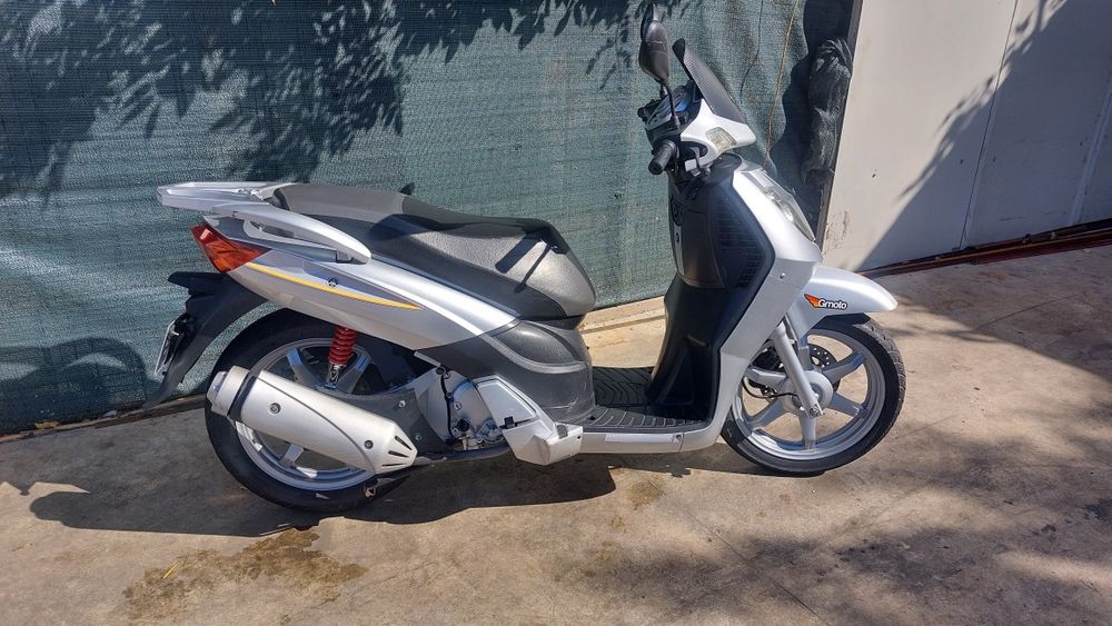 Scuter 125cc 12cp motor honda, se conduce cu permis categoria  B