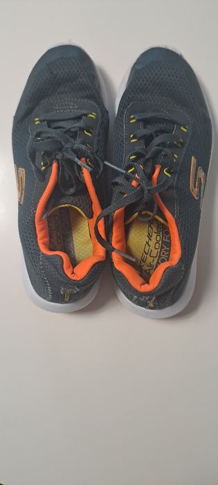 Adidasi sport confortabili pentru plimbări în aer liber