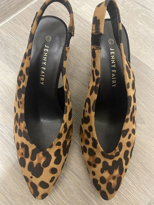 Нови елегантни обувки