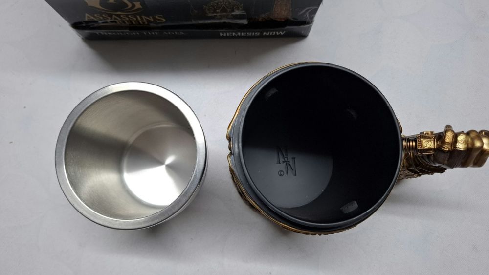 Халба,чаша Assassin's Creed Through the Ages Черно-златна халба