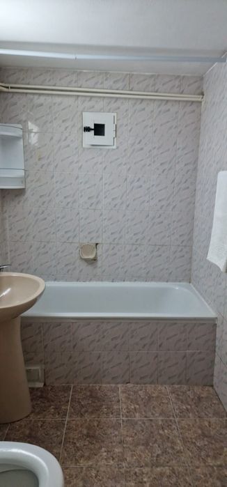Închiriez apartament 4 camere  - Zona Confecții