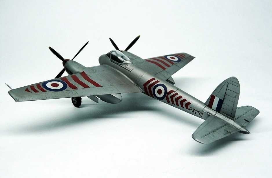 сборная модель тяжёлого истребителя D.H.Hornet 1/72 Англия