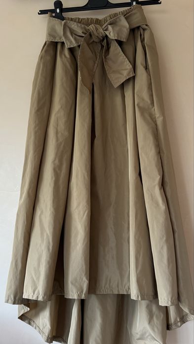 Пола в бежов цвят