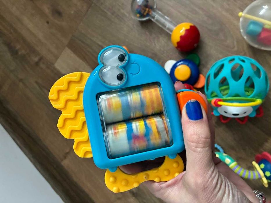 16 броя бебешки играчки