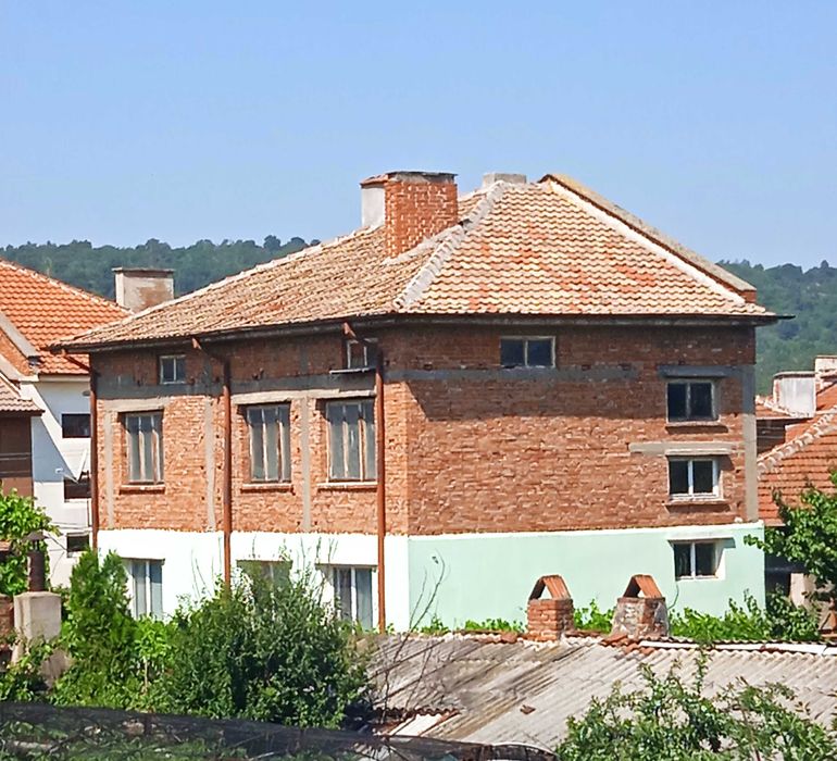 Етаж от къща продавам.