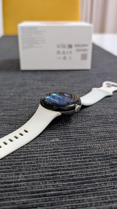 Google Pixel Watch с допълнителна каишка