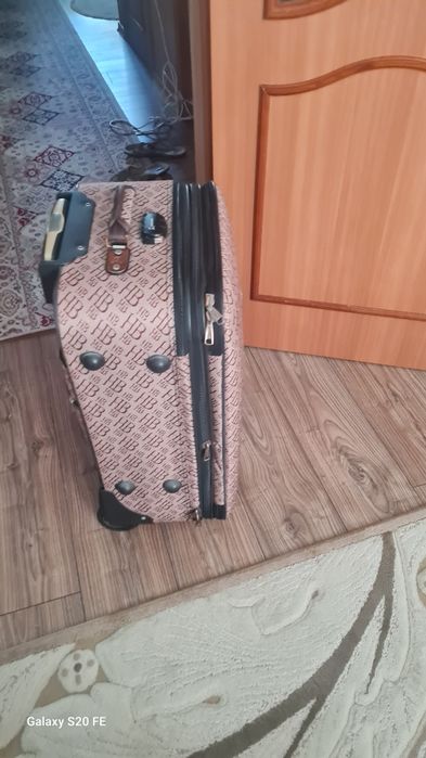 Продам два чемоданы