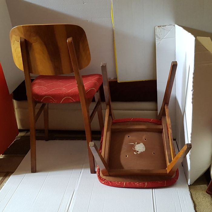 Set două scaune din lemn, tapițate cu stofă roșie