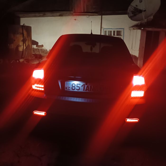 Продам Приору торг у капота.