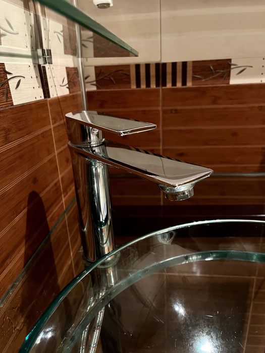 Стъклена мивка с плот и огледало за баня + смесител