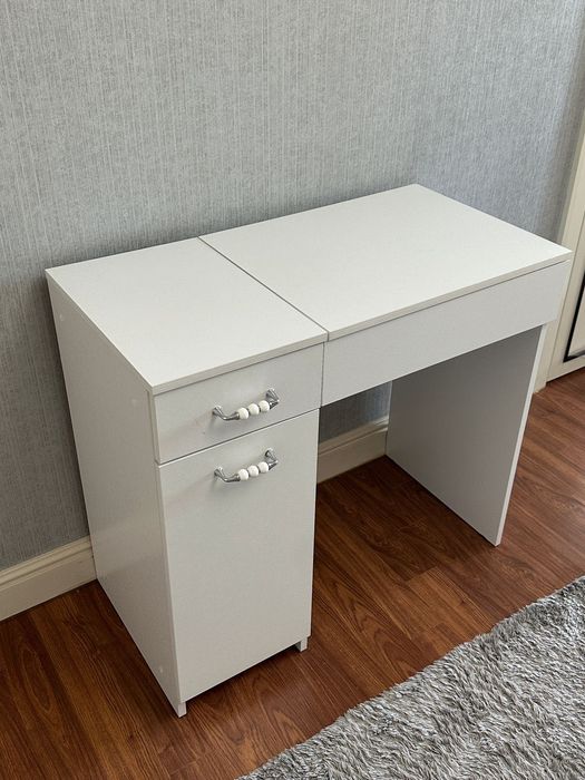 Спальная комнатная мебель