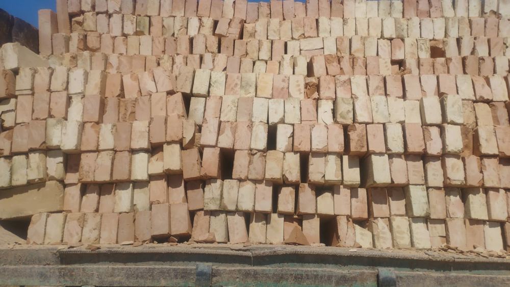 Красный жженый кирпич