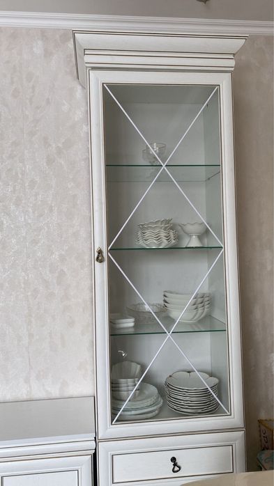 Продам шкаф-сервант