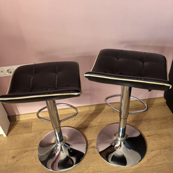 Продавам бар стола