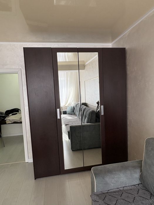 Продам шкаф с зеркалом