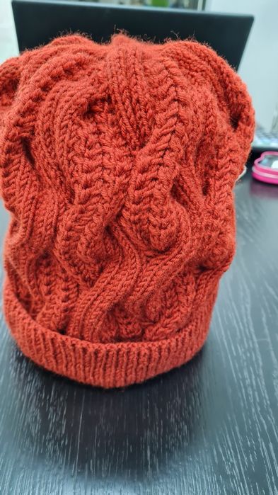 Шапка ручной вязки на зиму