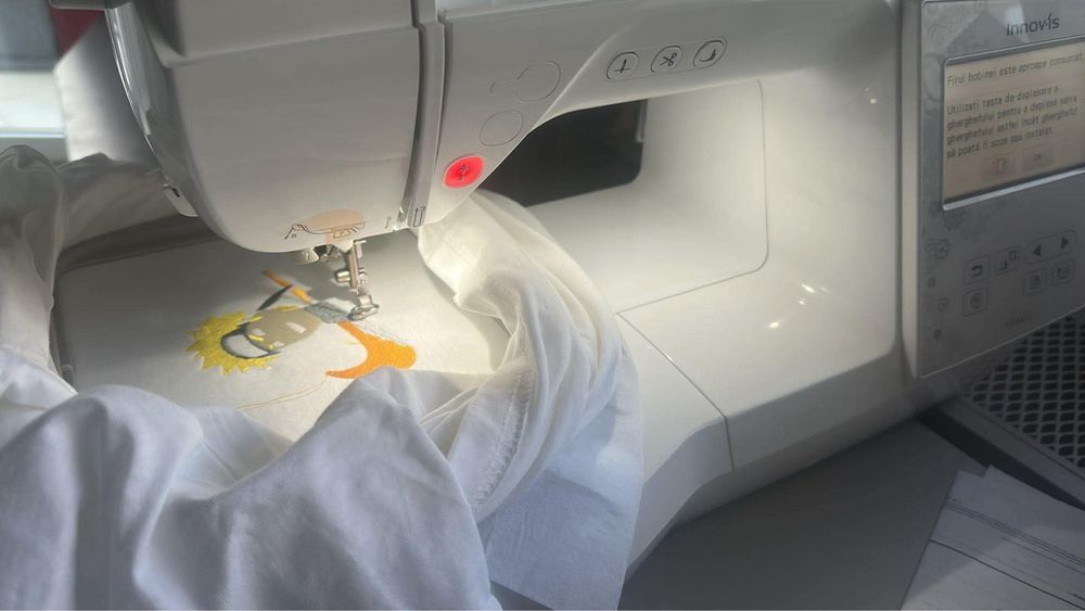 Vând mașină de brodat Brother Innov-is NV880E, complet funcțională, cu cutia originală.