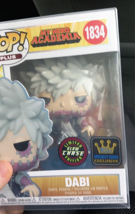Продавам фигурка от my hero academia на Dabi