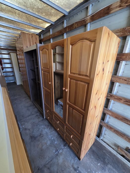 Двукрилен гардероб с плъзгащи се врати