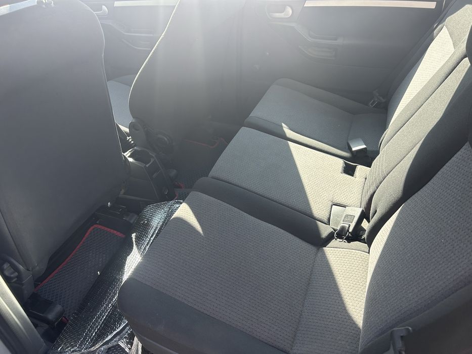 Автомобиль опель мерива