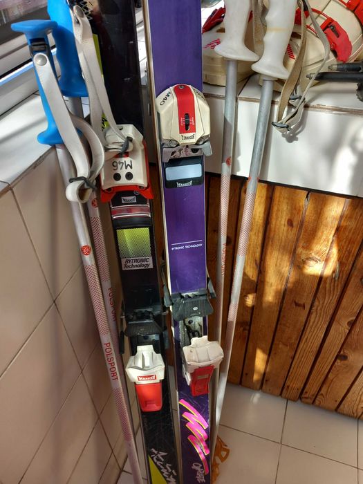 Ски, автомати, ски обувки, щеки и термо ръкавици.