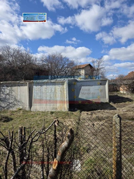 УПИ в с. Кошарево 420 м² със собствен водоизточник и 2 гаражни клетки