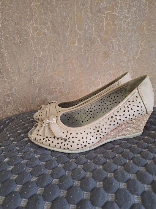 Продам красивые новые туфли