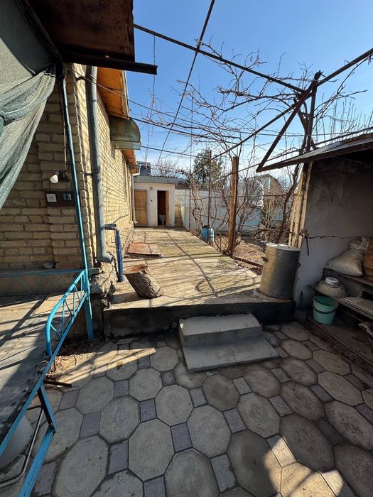 Срочно продаеться дача три комнаты , 6 соток земли, сад ,