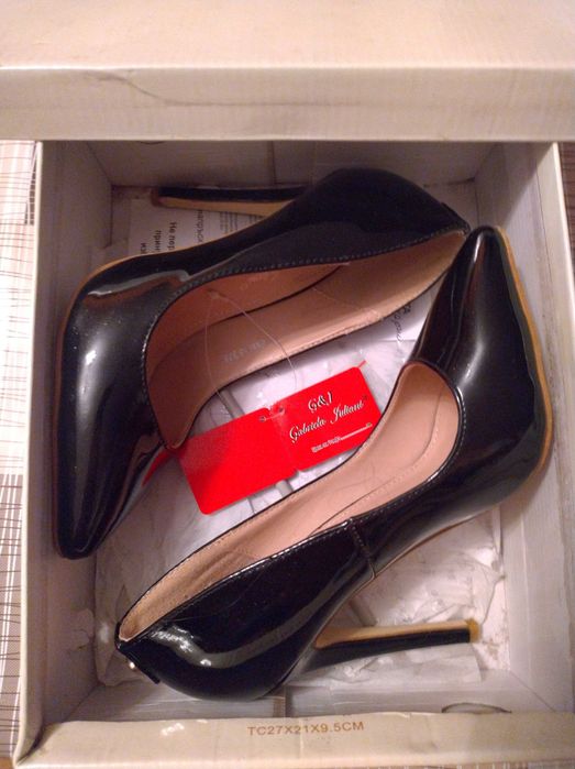 Продавам официални дамски обувки