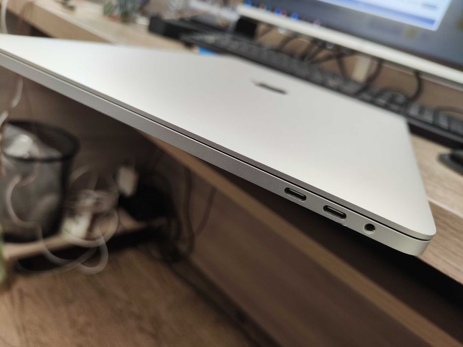 Macbook Pro 16" 2019 I7 16GB 512GB SSD Touch bar