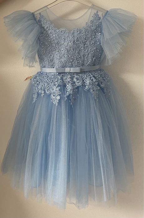 Vând rochița nouă de fetițe model deosebit