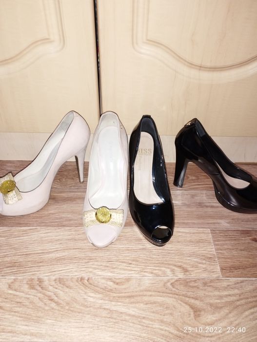 Зимние сапоги, туфли и боти.