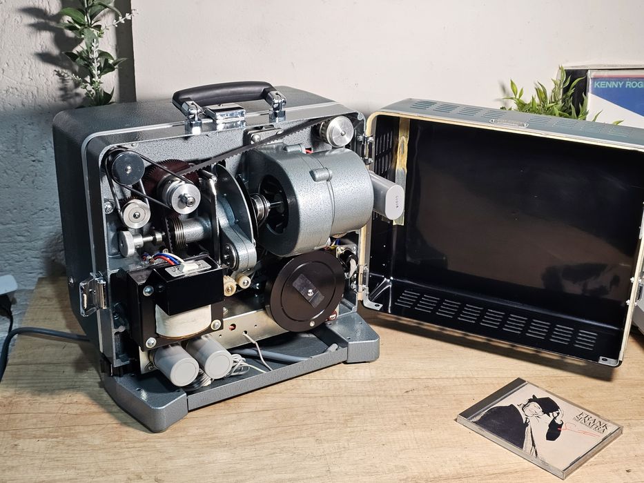 Proiector retro EIKI ST-2H de 16 mm ,sunet ,boxa, de colectie