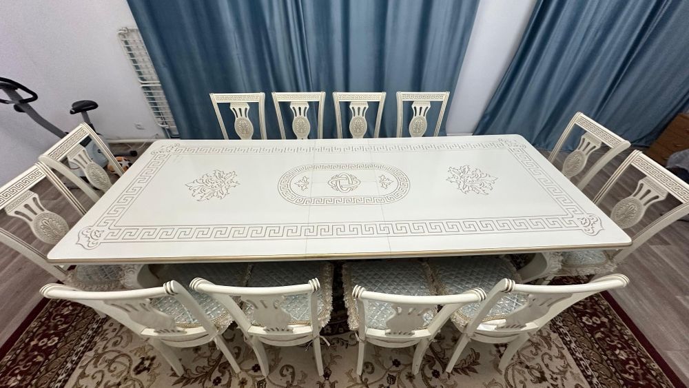 Продам очень красивый стол со стульями