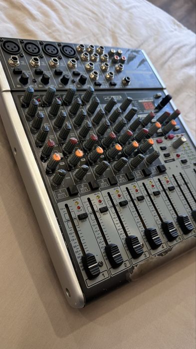 Микшерный пульт Behringer