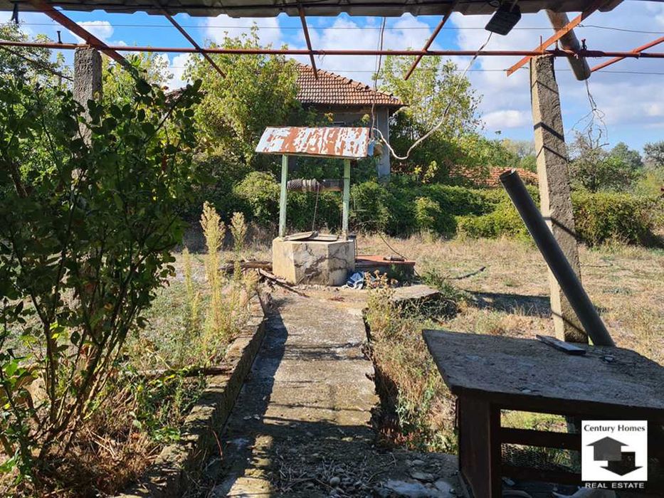 155078 Едноетажна къща с равен двор, кладенец и гараж в с. Сушица