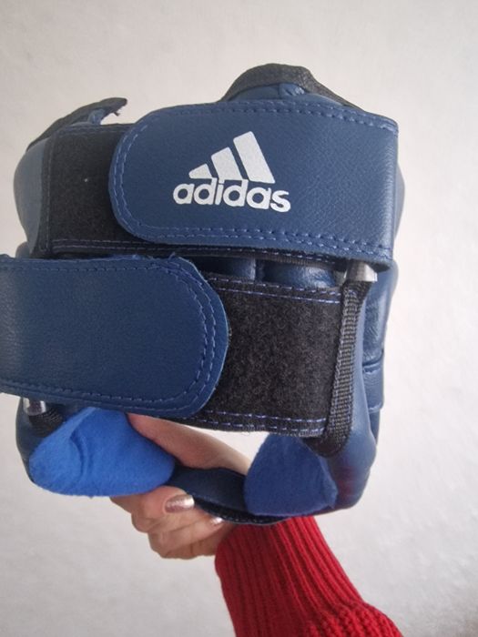 Шлем и перчатки спортивные