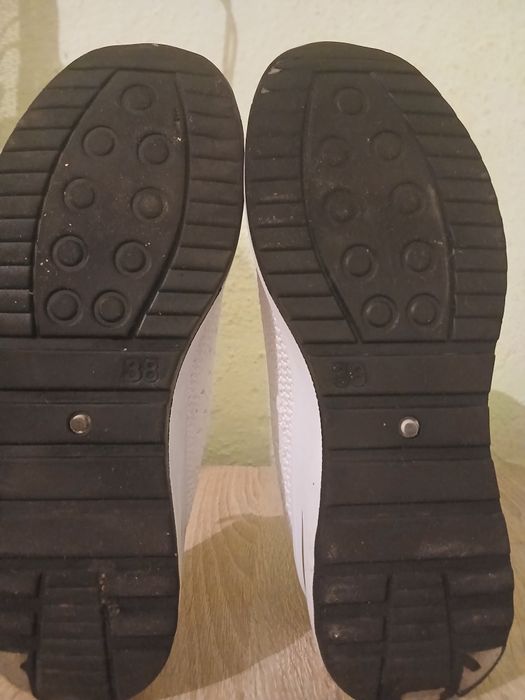 Vănd adidasi marimea 38 cu urme de utilizare