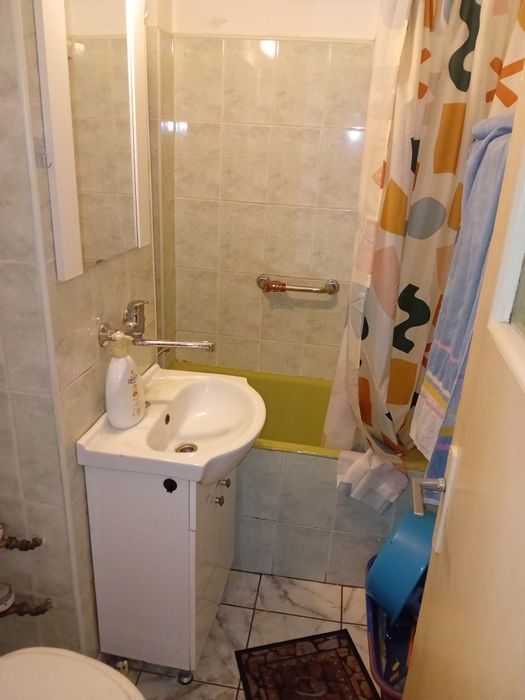 Închiriez i camera