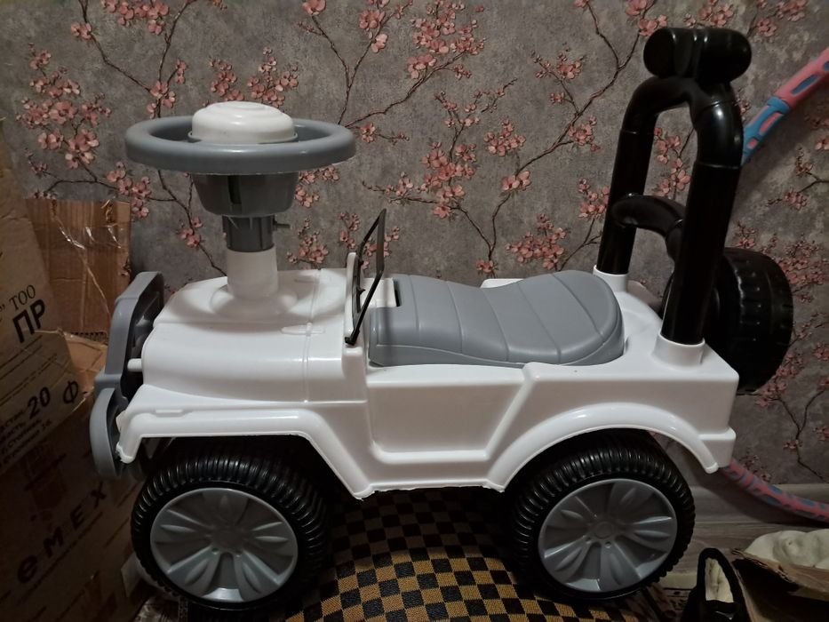 Машина толокар почти новый аз ойнаған. Үйде ойнаған