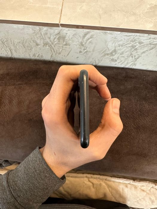 Продам iPhone SE 64GB