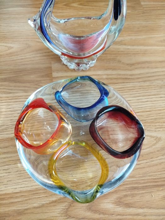 Фигурки от шарено стъкло