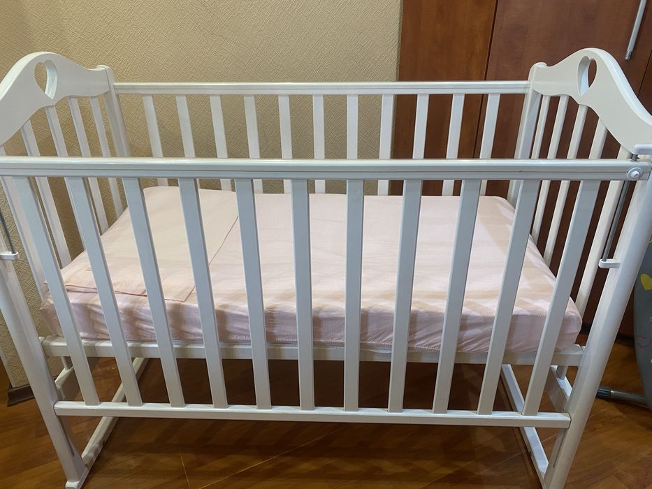 Детская кроватка и шкаф с пеленальным столиком за 10000