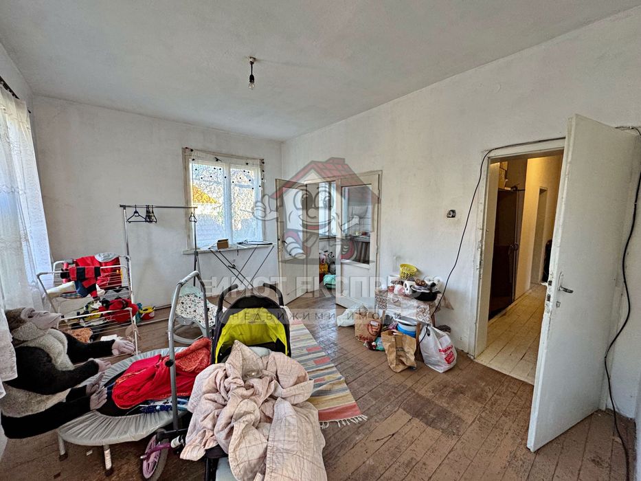 Етаж от къща, с таван и изба, в Центъра на гр.Асеновград