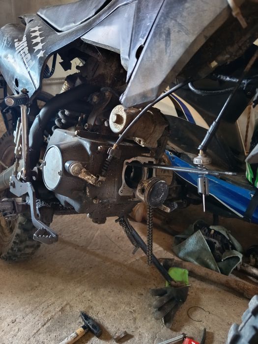 Cross 125cc fără cilindru și piston, chiuloasa e buna
