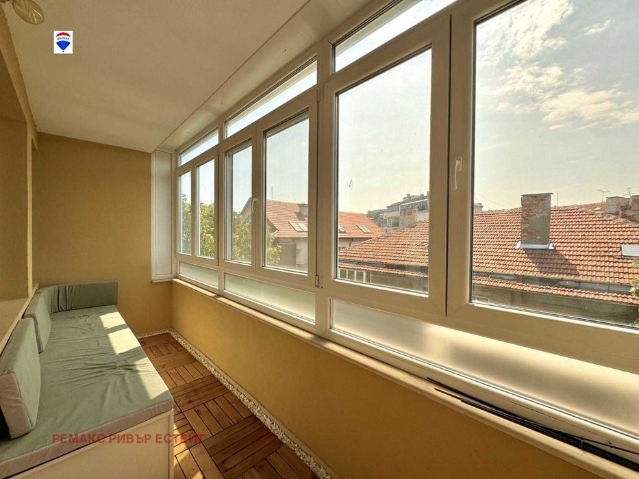 Дава се под наем Тристаен апартамент в Русе, Център - 118 кв.м за 612 € - Снимка #4