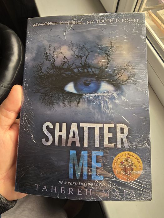 Tahereh Mafi: Shatter me (soft cover) Книга на английском языке . Book