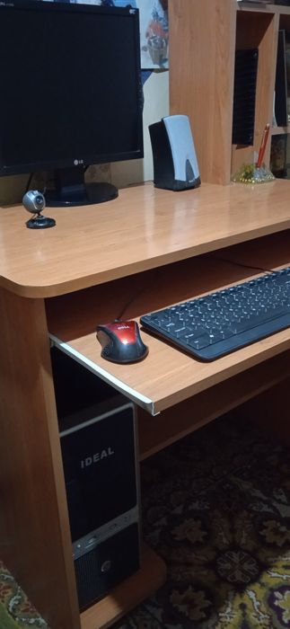 Компьютер настольный с колонками,процессор,видеокамера,клавиатура,мышь