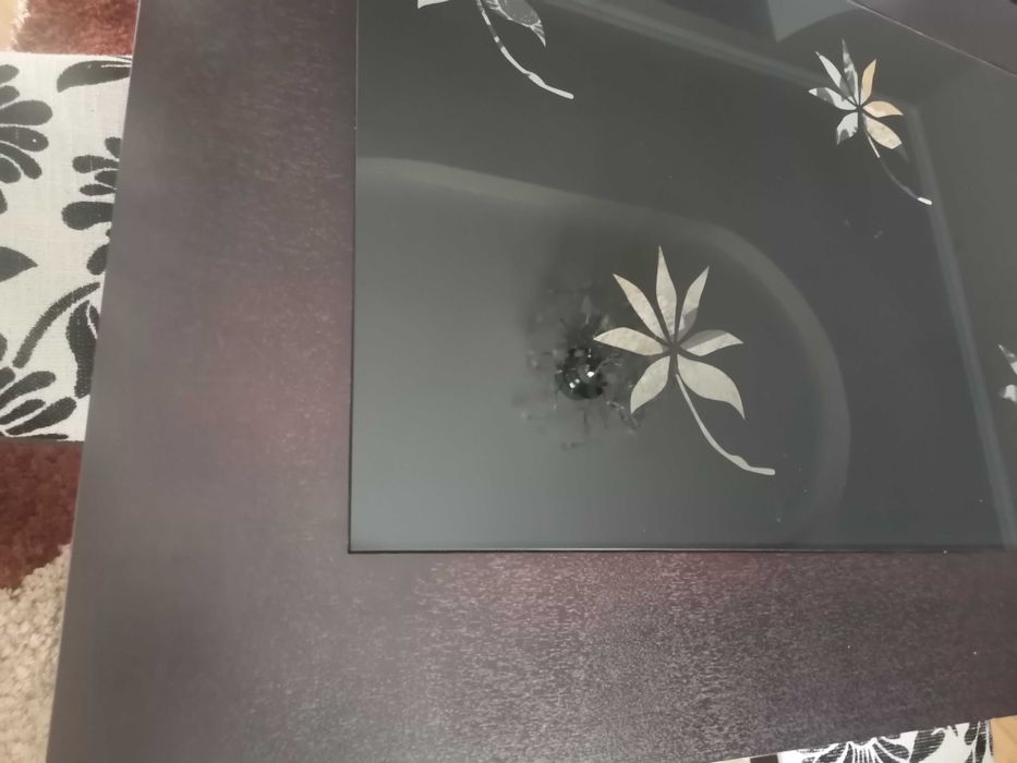 Маса за шест човека и шест броя столове.