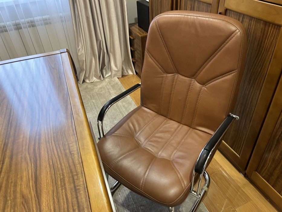 Стол со стульчиком в комплекте очень хороший из дерева